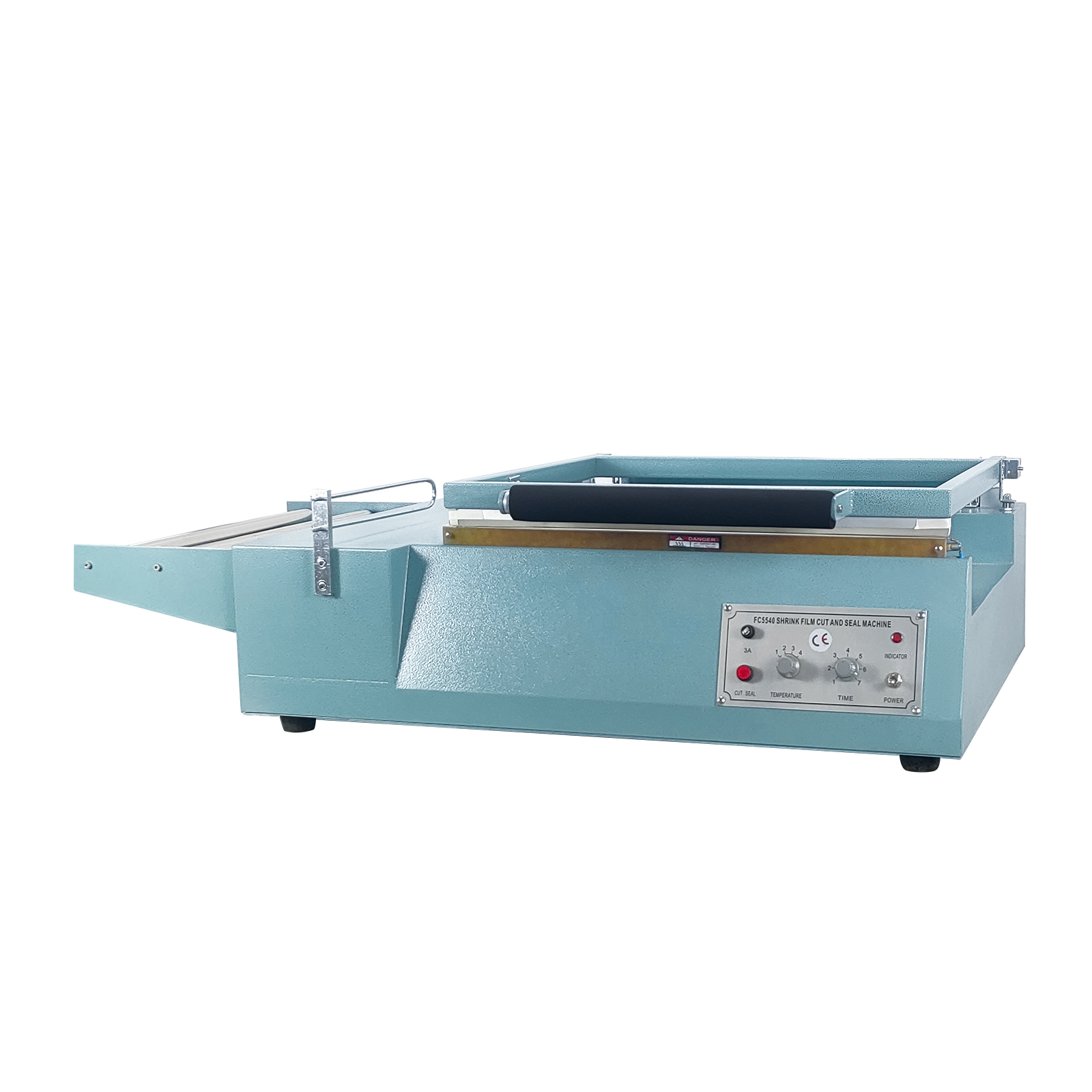 FC-5540 L型封切机同时封切热收缩包装，实现高效产品包装。