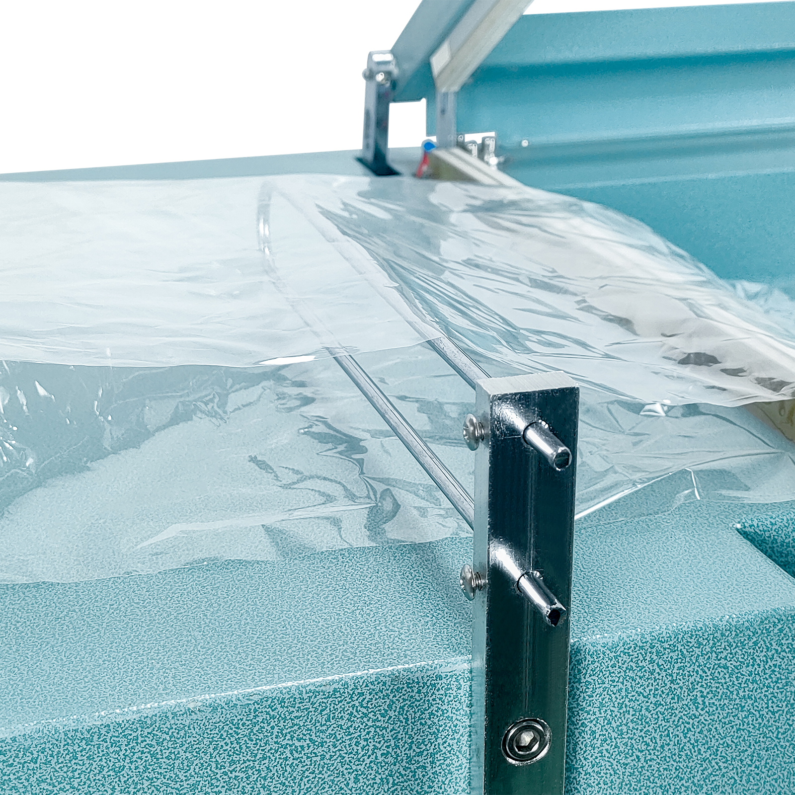 FC-5540 L型封切机同时封切热收缩包装，实现高效产品包装。