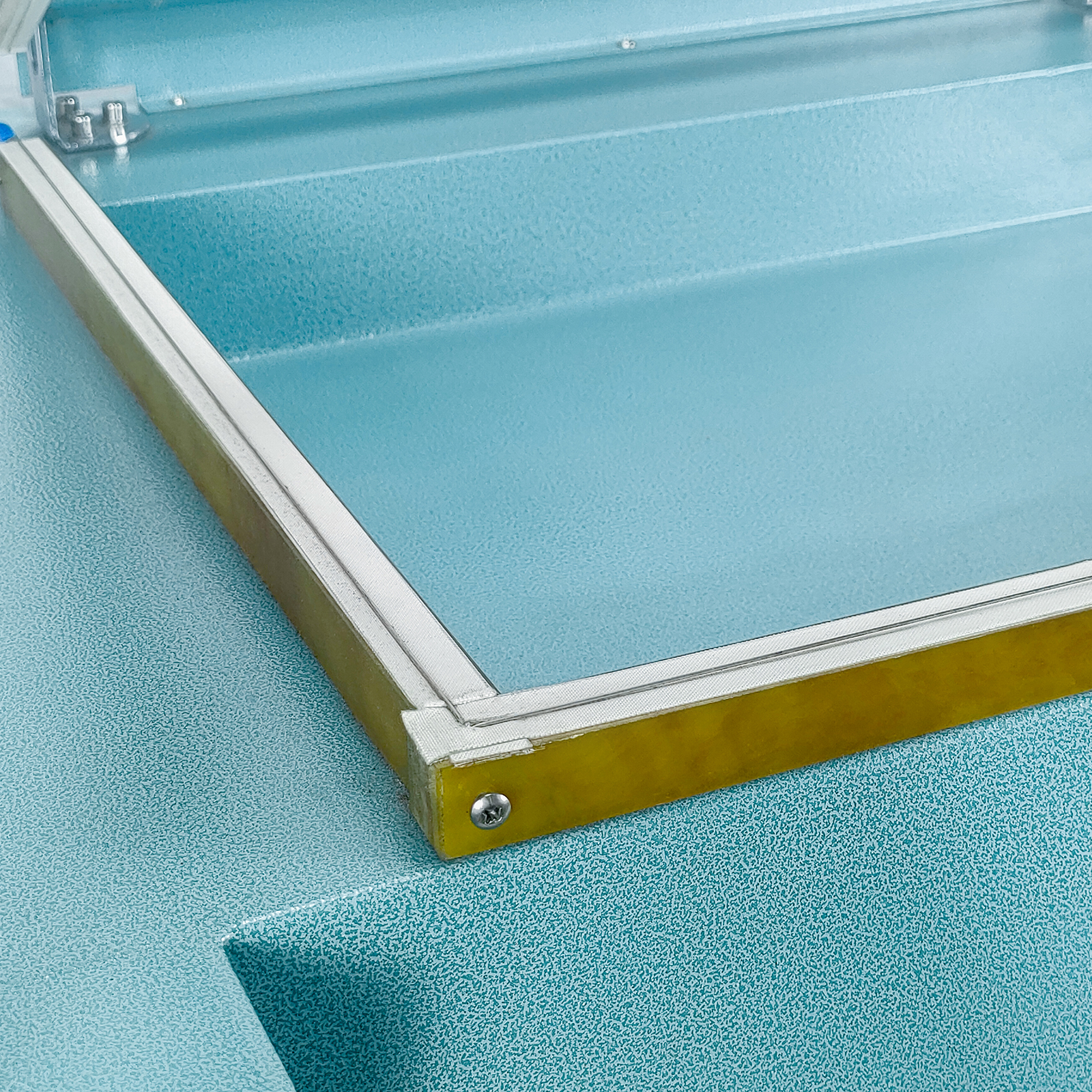 FC-5540 L型封切机同时封切热收缩包装，实现高效产品包装。